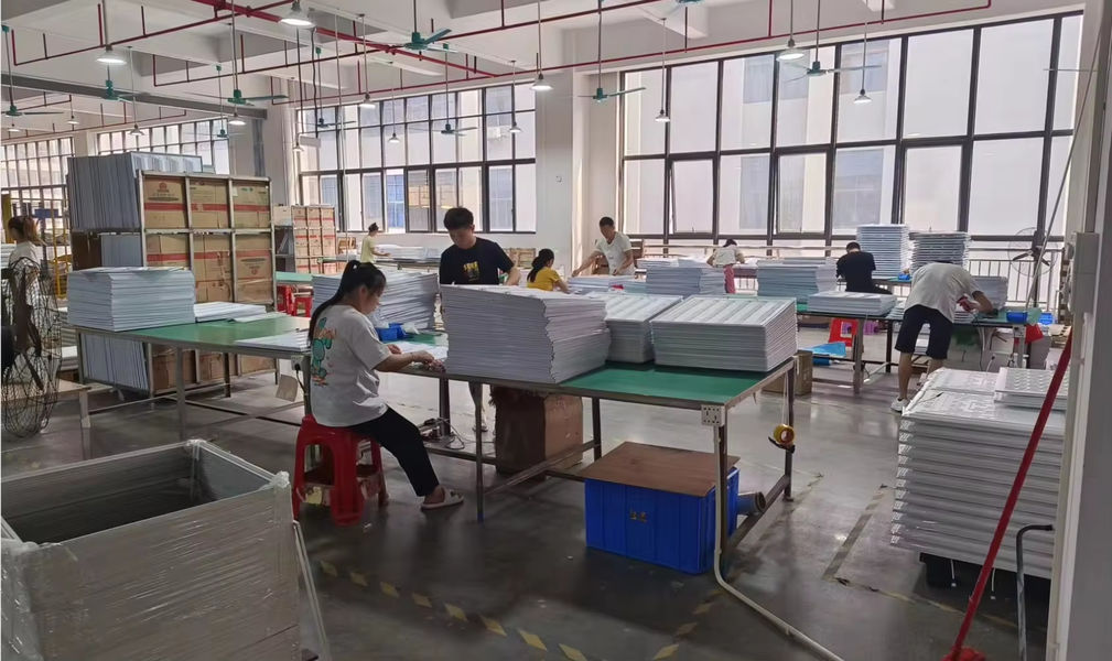 Zhongshan Moreneng Lighting & Electrical Co. , Ltd. linea di produzione del fabbricante